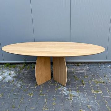 Licht eiken ovale eettafel 210 x 110 cm beschikbaar voor biedingen