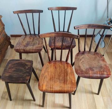 4 houten stoelen en een kruk beschikbaar voor biedingen