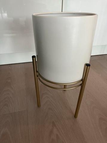 Witte Bloempot met Gouden Standaard beschikbaar voor biedingen