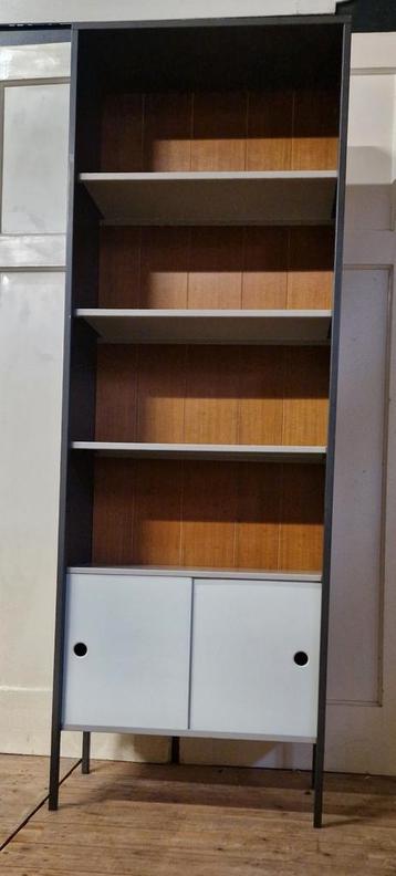 leuke vintage industriele kast van metaal beschikbaar voor biedingen
