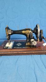 Antieke Hand Naaimachine, Ophalen