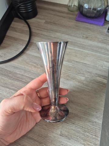 Verzilverd vaasje beschikbaar voor biedingen