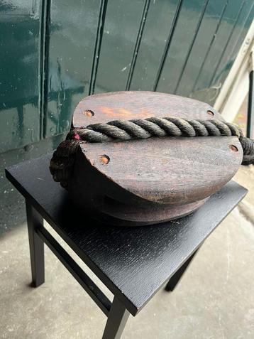 Oude Houten Katrol met Touw beschikbaar voor biedingen
