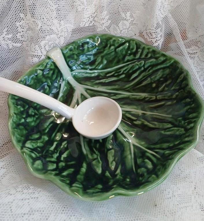 Barbotine Koolblad Schaal met Lepel Franse brocante salade, Antiek en Kunst, Curiosa en Brocante, Ophalen of Verzenden