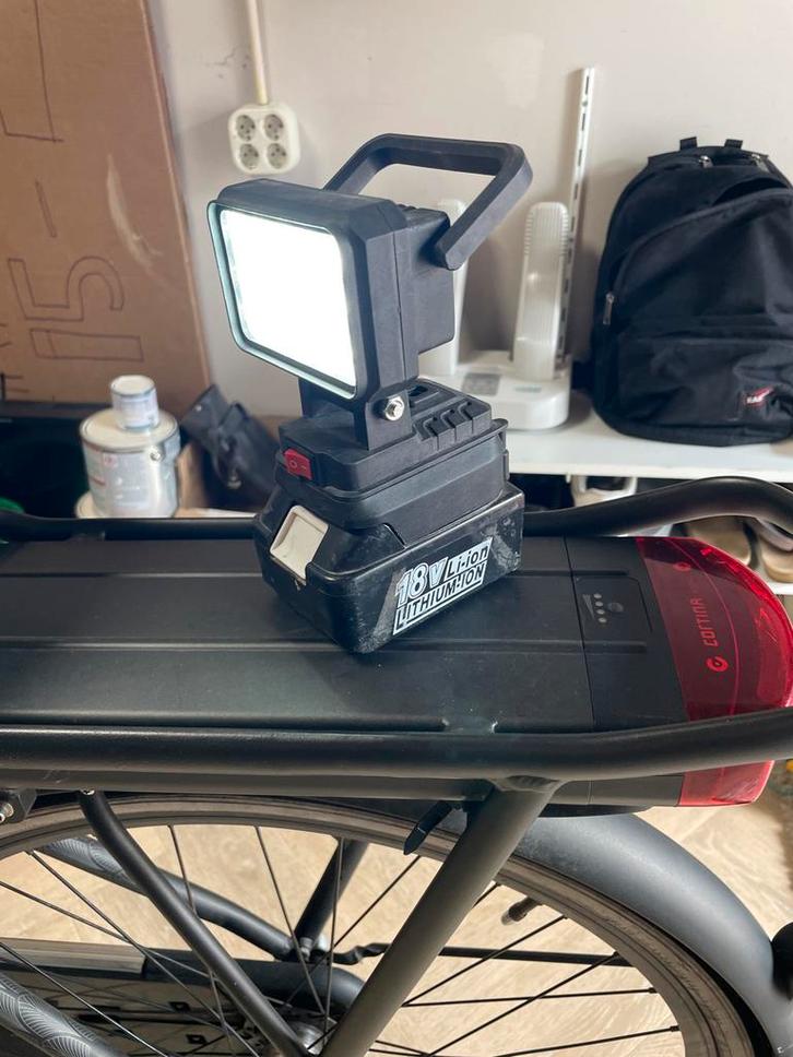 Makita 18v Accu Lamp Handig voor Klussen!, Doe-het-zelf en Verbouw, Bouwverlichting, Zo goed als nieuw, Lamp met armatuur, Minder dan 50 watt