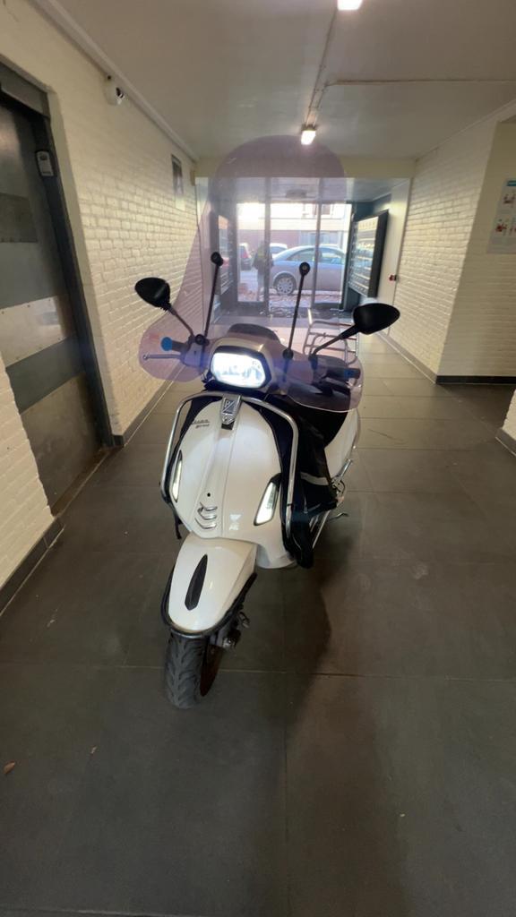 Witte Vespa sprint 80cc, Fietsen en Brommers, Scooters | Vespa, Gebruikt, Overige modellen, Maximaal 25 km/u, Benzine, Ophalen of Verzenden