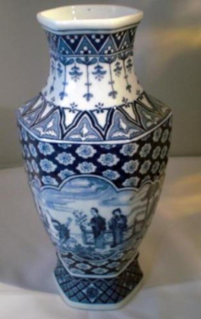 MOSA MAASTRICHT VAAS * KERIA BLAUW WIT * Fraai Model *, Antiek en Kunst, Antiek | Vazen, Verzenden