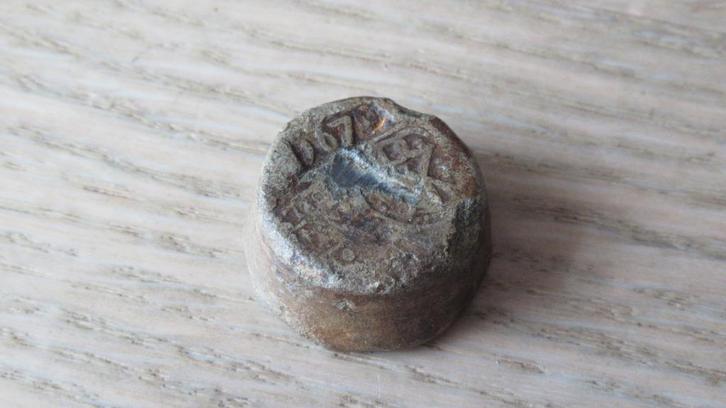 Loden blokgewicht met jaartal 1679 / bodemvondst, Antiek en Kunst, Antiek | Gereedschap en Instrumenten, Ophalen of Verzenden