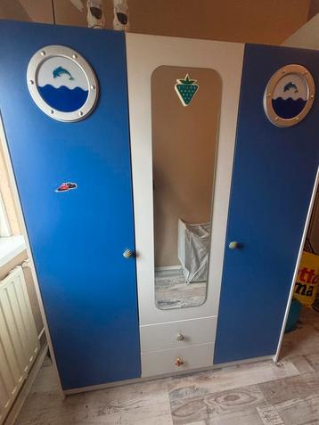 Jongen kledingkast laden kast beschikbaar voor biedingen