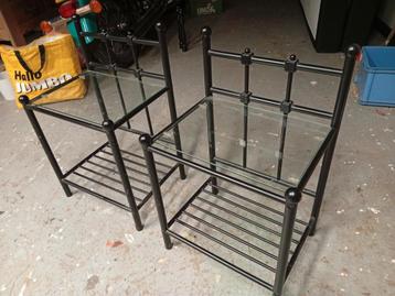 2 Metalen (nacht) kastjes met glasplaat.  beschikbaar voor biedingen