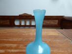 Sierlijk vintage opaline vaasje in blauw, 17 cm., Ophalen of Verzenden