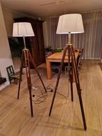2x staande lamp met houten driepoot en nieuwe kap., Huis en Inrichting, Lampen | Vloerlampen, Ophalen, Gebruikt, Metaal, 150 tot 200 cm