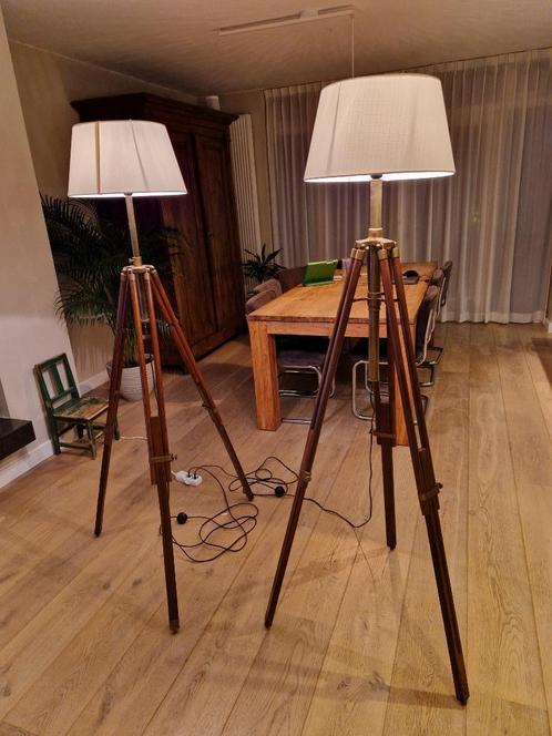 2x staande lamp met houten driepoot en nieuwe kap., Huis en Inrichting, Lampen | Vloerlampen, Gebruikt, 150 tot 200 cm, Hout, Metaal