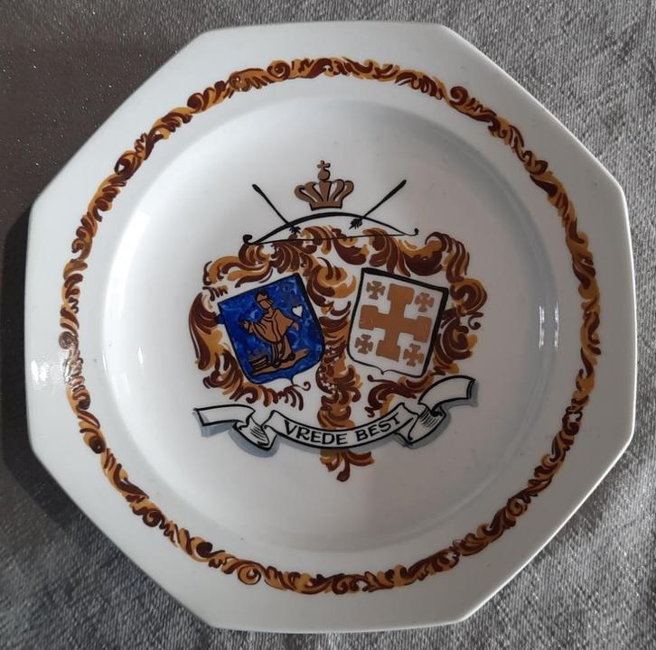 Bord met wapenschilden St.Niklaas en St.Sebastiaan Belgie., Antiek en Kunst, Antiek | Wandborden en Tegels, Ophalen of Verzenden