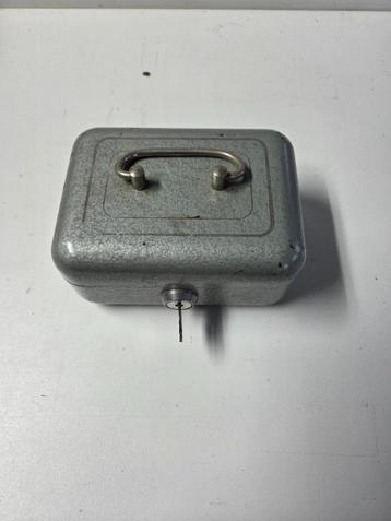 Vintage geldkistje beschikbaar voor biedingen