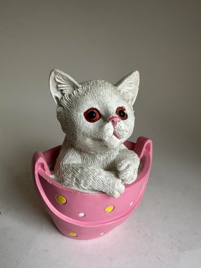Wit kattenbeeldje in roze emmer, Verzamelen, Beelden en Beeldjes, Ophalen of Verzenden, Zo goed als nieuw, Dier