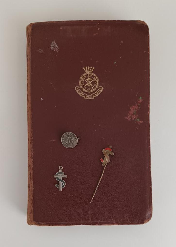 Zeldzaam boek Bloed en Vuur Leger des Heils Speldjes Hanger, Antiek en Kunst, Curiosa en Brocante, Verzenden