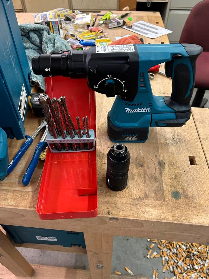 Makita DHR243ZJW Boorhamer - Zo goed als nieuw!, Doe-het-zelf en Verbouw, Gereedschap | Boormachines, Zo goed als nieuw, Boor- en/of Breekhamer