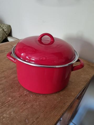 Te koop emaille soeppan rood beschikbaar voor biedingen