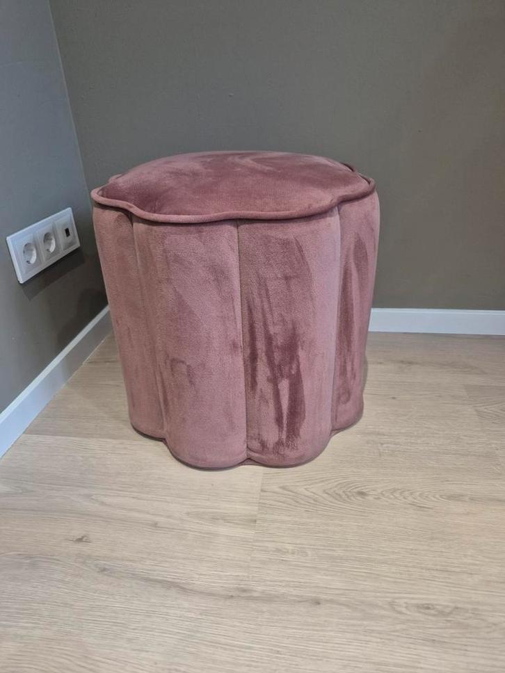 KARWEI Poef Madelief fluweel roze
Voetenbankje bijna nieuw, Huis en Inrichting, Banken | Voetenbanken en Poefen, Zo goed als nieuw