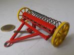 1955 Dinky Toys 324 FARM HAY RAKE. I.g.st., Ophalen of Verzenden, Zo goed als nieuw, Tractor of Landbouw, Dinky Toys