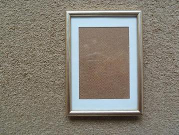 Goudkleurige fotolijst 9 x 13 cm beschikbaar voor biedingen