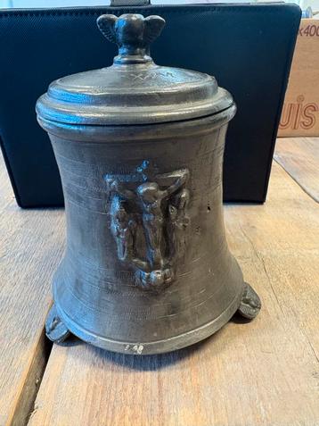 Antieke Tinnen Beker met Christusafbeelding beschikbaar voor biedingen