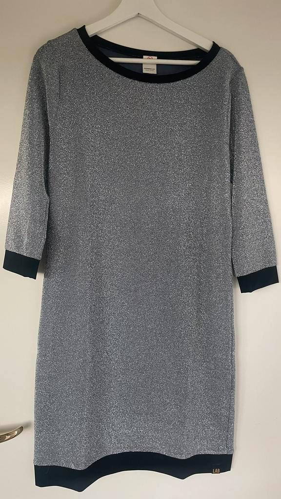 Een prachtige blauwe jurk met glitter - Penn&Ink N.Y., Kleding | Dames, Jurken, Zo goed als nieuw, Maat 38/40 (M), Blauw, Knielengte