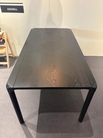 zwarten eettafel beschikbaar voor biedingen