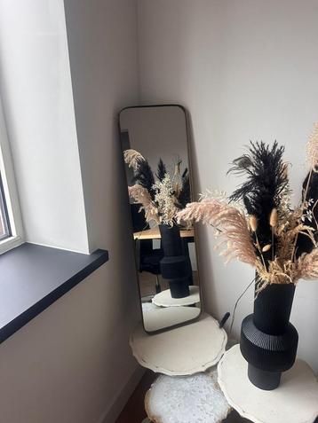 Gebroken witte tafeltjes, gouden en goud-wit te koop beschikbaar voor biedingen
