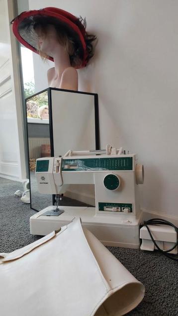 Singer Electronic naaimachine beschikbaar voor biedingen