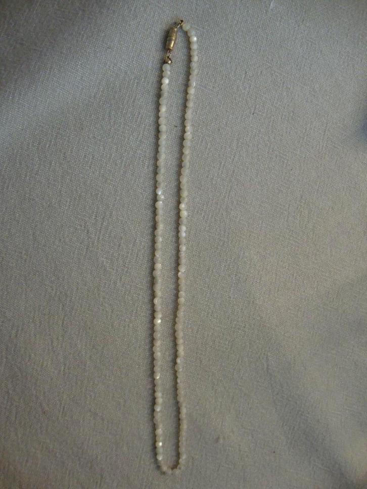 lieftallig wit parelmoer kettinkje collier vintage, Sieraden, Tassen en Uiterlijk, Kettingen, Gebruikt, Overige materialen, Wit