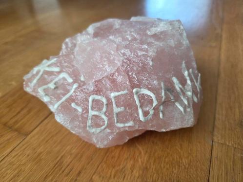 Groot stuk Rozenkwarts met tekst "Kei-bedankt" - 1250 gram, Sieraden, Tassen en Uiterlijk, Edelstenen, Zo goed als nieuw, Ophalen of Verzenden