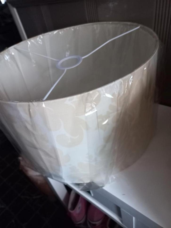 2 Nieuwe Lampenkappen - Botergeel Retro Design,25e, Huis en Inrichting, Lampen | Lampenkappen, Nieuw, Minder dan 25 cm, Rond, Beige