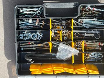 Volle Koffer met Bouten, Moeren en Pluggen beschikbaar voor biedingen