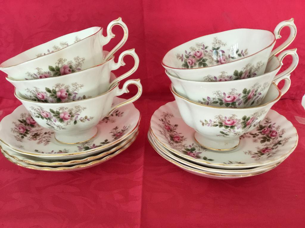 Royal Albert lavender rose AVON KOP EN SCHOTEL, Ophalen of Verzenden, Nieuw, Porselein, Kop en/of schotel