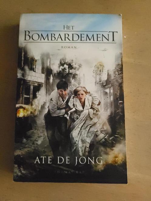 roman Het bombardement - Ate de Jong WOII Rotterdam, Boeken, Romans, Gelezen, Nederland, Ophalen of Verzenden