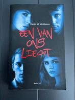 Karen M. McManus - Een van ons liegt, Ophalen of Verzenden, Zo goed als nieuw, Karen M. McManus