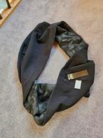 Colsjaal Elsewhere, zwarte jogging en stof met print, Kleding | Dames, Mutsen, Sjaals en Handschoenen, Verzenden, Nieuw, Sjaal