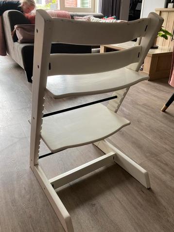 Witte Tripp Trapp van Stokke, kan een laagje verf gebruiken beschikbaar voor biedingen