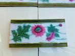 207 cm antieke wandtegels met roze rode bloemen in relief, Antiek en Kunst, Ophalen