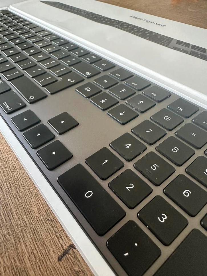 Apple Magic Keyboard with Numeric Keypad - Space Gray, Computers en Software, Toetsenborden, Gebruikt, Qwerty, Draadloos, Ophalen of Verzenden