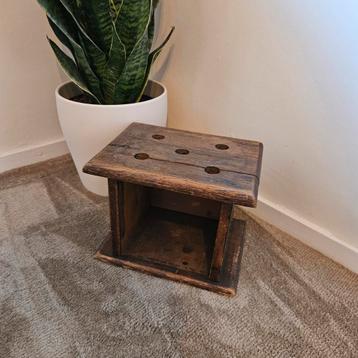 Oud houten stoof krukje – antiek vintage kerkkrukje beschikbaar voor biedingen