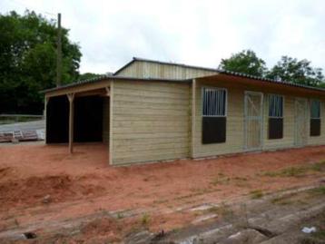 Paarden of pony stal inclusief overkapping. beschikbaar voor biedingen