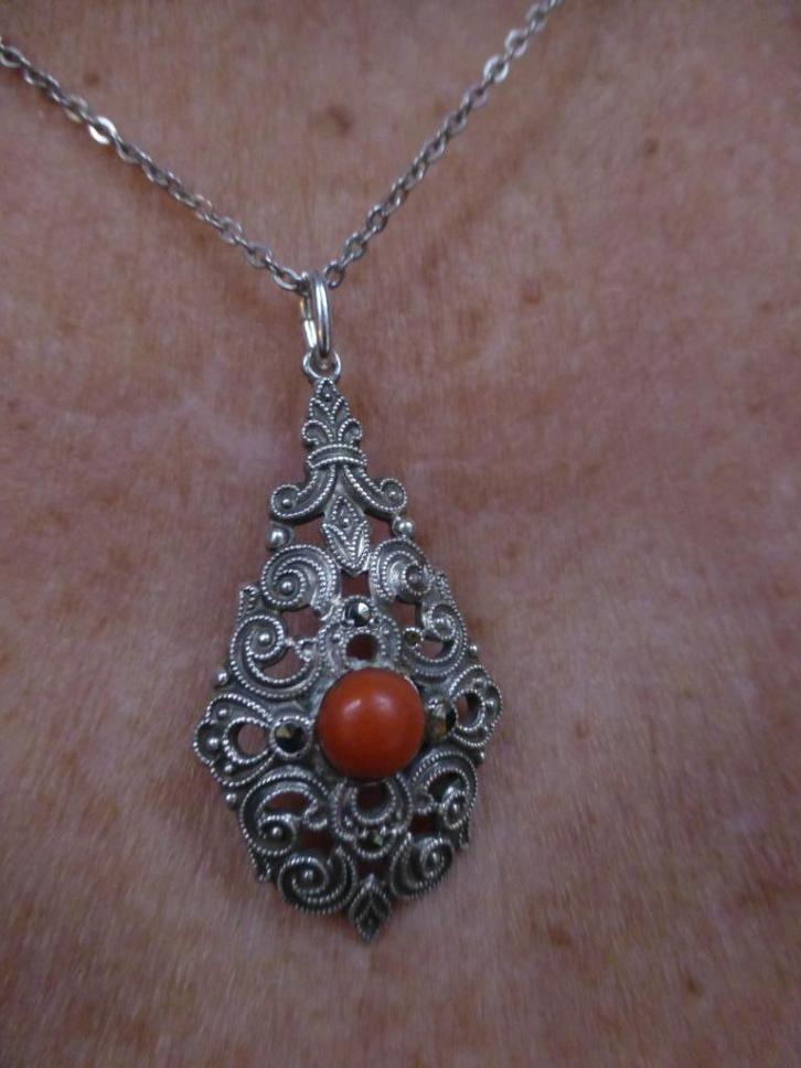 Antieke Zilveren Hanger met Bloedkoraal en Marcesietjes, Sieraden, Tassen en Uiterlijk, Antieke sieraden, Hanger, Zilver, Met edelsteen