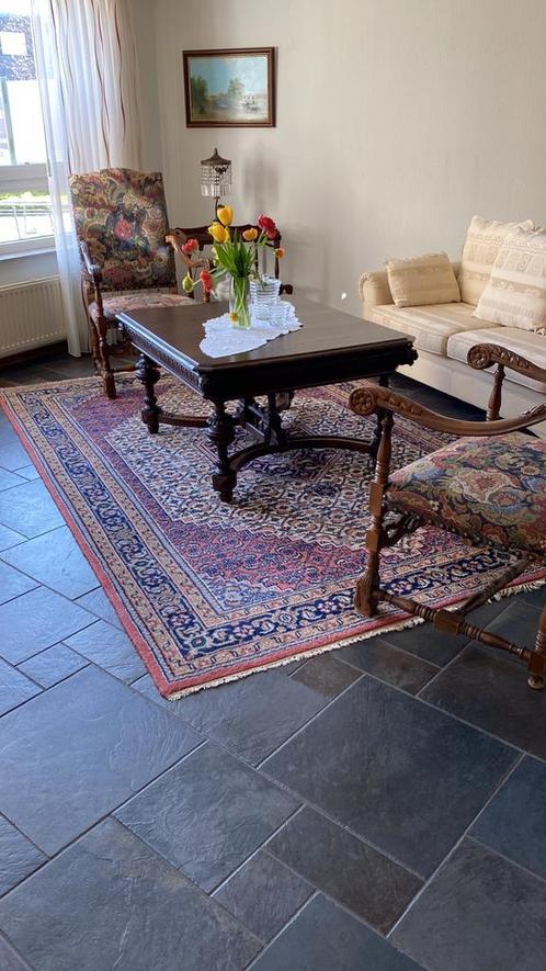 Antieke salontafel eiken met twee bouclé stoelen, Huis en Inrichting, Tafels | Salontafels, Gebruikt, 50 tot 75 cm, 100 tot 150 cm
