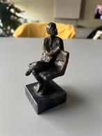 Bronzen Beeld Zittende Man op Marmeren Voetstuk, Ophalen of Verzenden