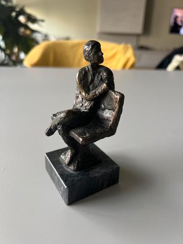 Bronzen Beeld Zittende Man op Marmeren Voetstuk beschikbaar voor biedingen