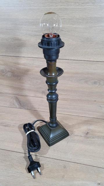 Tafellamp in antieke stijl, 31,5 cm hoog beschikbaar voor biedingen