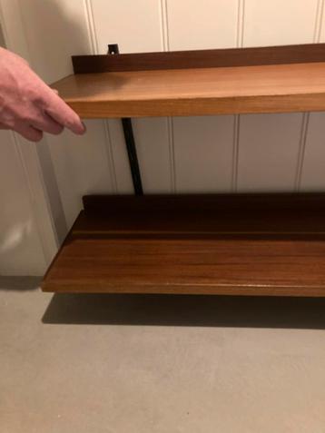 Teakhouten Boekenrek met Metalen Ophangsysteem beschikbaar voor biedingen